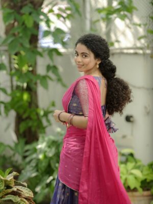 Padeni Kumar Instagram - இனிய புத்தாண்டு நாள்வாழ்த்துகள் 2026 மக்களே🌸
Happy New year 2026 my people❤️ 
.
Costumes - @ivalinmabia.halfsarees
Photographer - @camerasenthil
Makeup - @ragavismakeover
Shoot Organized by @rrajeshananda 
.
#photoshoot #newyear #2026 #new #positivity
