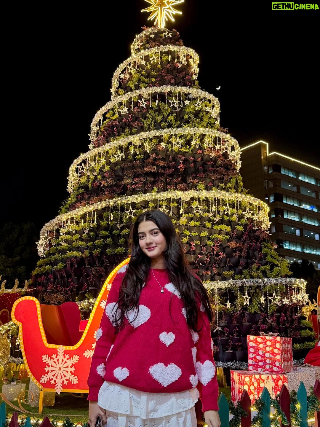 Palak Bharti - 26.3K Likes - When your outfit matches the Christmas mood 🎄