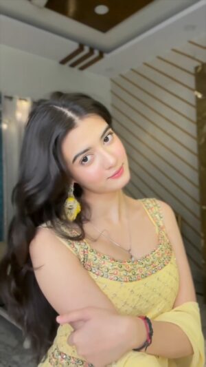 Palak Bharti Instagram - Kaisi lag rahi hoon? 🌻
.
.
.
#reel #explore #apsraa2jaani #fyp #viral