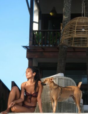 Paloma Monnappa Instagram - Sunsets with Poppy at @skinnybeachhouse 🥰
.
.
.
.
.
.
.
#sunset #srilanka #skinnybeach #dog #villa