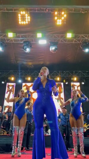 Pamela Franco Instagram - Gracias Pampas por tanto cariño. Energía increíble y un show que se quedó en el corazón. ❤️🎤🔥✨