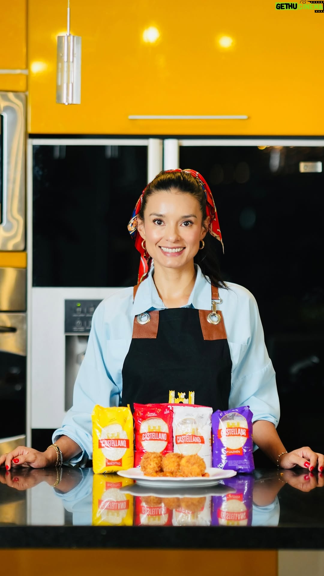 Paola Rey - 40.1K Likes - Me encanta hacer preparaciones nuevas y diferentes, por eso hoy elijo arroz Castellano para Sushi que me permite tener el mejor sabor de Asia en mis preparaciones. ¡Pruébalo tú también y cuéntame qué nuevas preparaciones haces para sorprender! Arroz Castellano, descubre el placer de lo extraordinario @arrozcastellano ❤️🤗🥰

Arroz Sushi Castellano:

1 taza de arroz
1 1/2 taza de agua

Hogao:

Cebolla larga 
Cebolla cabezona 
Tomate rallado
Ajo
Tomillo
Sal al gusto 

Croquetas:

Arroz de sushi 150 gms
Queso mozarella rallado 150 gms
Cilantro al gusto
1 huevo 
Sal al gusto 

Para el relleno de las croquetas:

Un cubito que queso mozarella

Apanado:

Pasas en este orden tu bolita de arroz:

1. Harina 
2. Huevo con un poco de leche 
3. Panko