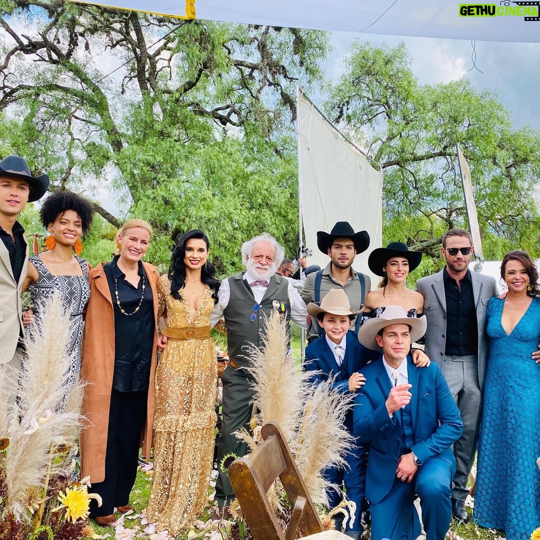 Paola Rey - 93K Likes - Hoy se emitió el último capítulo de @pasiondegavilanes 2 en @telemundo 🥰 Gracias a todos los que hicieron posible esta segunda temporada! Gracias a la cadena @telemundo @karenbarroeta @haroldsanchez5117 @cmoproduccionessas @anavitrola #ClaraMaria a los libretistas #IvanMartinez #JulioJimenez a mis directores @rodrigotrianadirector @vega.camilo #SergioOsorio, a todo el espectacular equipo detrás de cámara, profesionales y maravillosos Todos!!! Los adoro 🥰😘😍 gracias a mis nuevos compañeros de set! Fue un placer compartir con todos @yare_santana_ @valeria_caicedo99 @juanmarpo @sebastianosmer @katherineporto_ @alejandrolopeztv @bernardofloresmx @soy.camilarojas @jeronimocantillo @germanquinterol @eltatabedoya @jacobomontalvomodel @christopher.v2406 y muchos mas! Y en especial Gracias y que lindo reencuentro con todos mis Gavilanes de la primera temporada!!! Los adoro a todos 🥰❤️ @juanbaptistad @mariocimarro @michel123brown @natashaklauss27 @dannagarciao @kristililley @capacho_gonzalezg @zharickleonactriz 
Y GRACIAS a TODOS los FANS #pasiondegavilanes porque esto es GRACIAS a Ustedes!!! Los adoro 🥰❤️😘 Gracias a mi @mclmanager eres la más! 🥰 te adoro 🥰😘
#JimenaElizondo #PaolaRey #pasiondegavilanes2