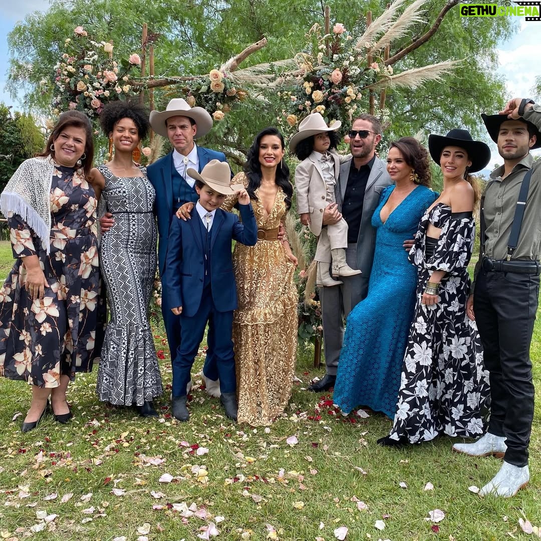 Paola Rey - 93K Likes - Hoy se emitió el último capítulo de @pasiondegavilanes 2 en @telemundo 🥰 Gracias a todos los que hicieron posible esta segunda temporada! Gracias a la cadena @telemundo @karenbarroeta @haroldsanchez5117 @cmoproduccionessas @anavitrola #ClaraMaria a los libretistas #IvanMartinez #JulioJimenez a mis directores @rodrigotrianadirector @vega.camilo #SergioOsorio, a todo el espectacular equipo detrás de cámara, profesionales y maravillosos Todos!!! Los adoro 🥰😘😍 gracias a mis nuevos compañeros de set! Fue un placer compartir con todos @yare_santana_ @valeria_caicedo99 @juanmarpo @sebastianosmer @katherineporto_ @alejandrolopeztv @bernardofloresmx @soy.camilarojas @jeronimocantillo @germanquinterol @eltatabedoya @jacobomontalvomodel @christopher.v2406 y muchos mas! Y en especial Gracias y que lindo reencuentro con todos mis Gavilanes de la primera temporada!!! Los adoro a todos 🥰❤️ @juanbaptistad @mariocimarro @michel123brown @natashaklauss27 @dannagarciao @kristililley @capacho_gonzalezg @zharickleonactriz 
Y GRACIAS a TODOS los FANS #pasiondegavilanes porque esto es GRACIAS a Ustedes!!! Los adoro 🥰❤️😘 Gracias a mi @mclmanager eres la más! 🥰 te adoro 🥰😘
#JimenaElizondo #PaolaRey #pasiondegavilanes2