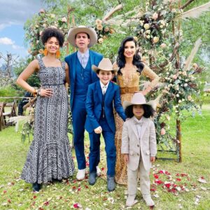 Paola Rey Instagram - Hoy se emitió el último capítulo de @pasiondegavilanes 2 en @telemundo 🥰 Gracias a todos los que hicieron posible esta segunda temporada! Gracias a la cadena @telemundo @karenbarroeta @haroldsanchez5117 @cmoproduccionessas @anavitrola #ClaraMaria a los libretistas #IvanMartinez #JulioJimenez a mis directores @rodrigotrianadirector @vega.camilo #SergioOsorio, a todo el espectacular equipo detrás de cámara, profesionales y maravillosos Todos!!! Los adoro 🥰😘😍 gracias a mis nuevos compañeros de set! Fue un placer compartir con todos @yare_santana_ @valeria_caicedo99 @juanmarpo @sebastianosmer @katherineporto_ @alejandrolopeztv @bernardofloresmx @soy.camilarojas @jeronimocantillo @germanquinterol @eltatabedoya @jacobomontalvomodel @christopher.v2406 y muchos mas! Y en especial Gracias y que lindo reencuentro con todos mis Gavilanes de la primera temporada!!! Los adoro a todos 🥰❤️ @juanbaptistad @mariocimarro @michel123brown @natashaklauss27 @dannagarciao @kristililley @capacho_gonzalezg @zharickleonactriz
Y GRACIAS a TODOS los FANS #pasiondegavilanes porque esto es GRACIAS a Ustedes!!! Los adoro 🥰❤️😘 Gracias a mi @mclmanager eres la más! 🥰 te adoro 🥰😘
#JimenaElizondo #PaolaRey #pasiondegavilanes2