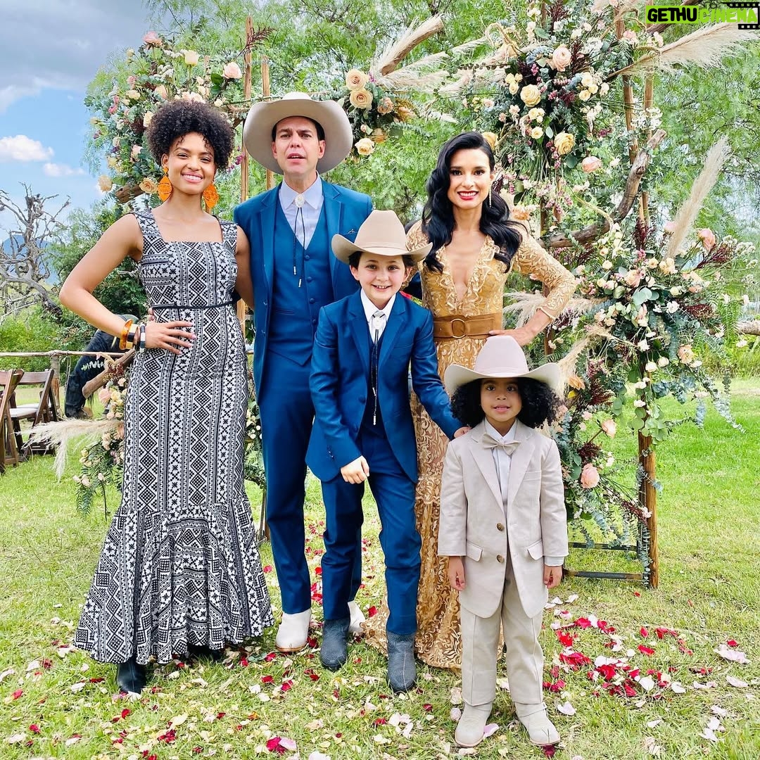 Paola Rey - 93K Likes - Hoy se emitió el último capítulo de @pasiondegavilanes 2 en @telemundo 🥰 Gracias a todos los que hicieron posible esta segunda temporada! Gracias a la cadena @telemundo @karenbarroeta @haroldsanchez5117 @cmoproduccionessas @anavitrola #ClaraMaria a los libretistas #IvanMartinez #JulioJimenez a mis directores @rodrigotrianadirector @vega.camilo #SergioOsorio, a todo el espectacular equipo detrás de cámara, profesionales y maravillosos Todos!!! Los adoro 🥰😘😍 gracias a mis nuevos compañeros de set! Fue un placer compartir con todos @yare_santana_ @valeria_caicedo99 @juanmarpo @sebastianosmer @katherineporto_ @alejandrolopeztv @bernardofloresmx @soy.camilarojas @jeronimocantillo @germanquinterol @eltatabedoya @jacobomontalvomodel @christopher.v2406 y muchos mas! Y en especial Gracias y que lindo reencuentro con todos mis Gavilanes de la primera temporada!!! Los adoro a todos 🥰❤️ @juanbaptistad @mariocimarro @michel123brown @natashaklauss27 @dannagarciao @kristililley @capacho_gonzalezg @zharickleonactriz 
Y GRACIAS a TODOS los FANS #pasiondegavilanes porque esto es GRACIAS a Ustedes!!! Los adoro 🥰❤️😘 Gracias a mi @mclmanager eres la más! 🥰 te adoro 🥰😘
#JimenaElizondo #PaolaRey #pasiondegavilanes2