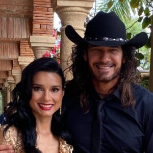 Paola Rey Instagram - Hoy se emitió el último capítulo de @pasiondegavilanes 2 en @telemundo 🥰 Gracias a todos los que hicieron posible esta segunda temporada! Gracias a la cadena @telemundo @karenbarroeta @haroldsanchez5117 @cmoproduccionessas @anavitrola #ClaraMaria a los libretistas #IvanMartinez #JulioJimenez a mis directores @rodrigotrianadirector @vega.camilo #SergioOsorio, a todo el espectacular equipo detrás de cámara, profesionales y maravillosos Todos!!! Los adoro 🥰😘😍 gracias a mis nuevos compañeros de set! Fue un placer compartir con todos @yare_santana_ @valeria_caicedo99 @juanmarpo @sebastianosmer @katherineporto_ @alejandrolopeztv @bernardofloresmx @soy.camilarojas @jeronimocantillo @germanquinterol @eltatabedoya @jacobomontalvomodel @christopher.v2406 y muchos mas! Y en especial Gracias y que lindo reencuentro con todos mis Gavilanes de la primera temporada!!! Los adoro a todos 🥰❤️ @juanbaptistad @mariocimarro @michel123brown @natashaklauss27 @dannagarciao @kristililley @capacho_gonzalezg @zharickleonactriz
Y GRACIAS a TODOS los FANS #pasiondegavilanes porque esto es GRACIAS a Ustedes!!! Los adoro 🥰❤️😘 Gracias a mi @mclmanager eres la más! 🥰 te adoro 🥰😘
#JimenaElizondo #PaolaRey #pasiondegavilanes2