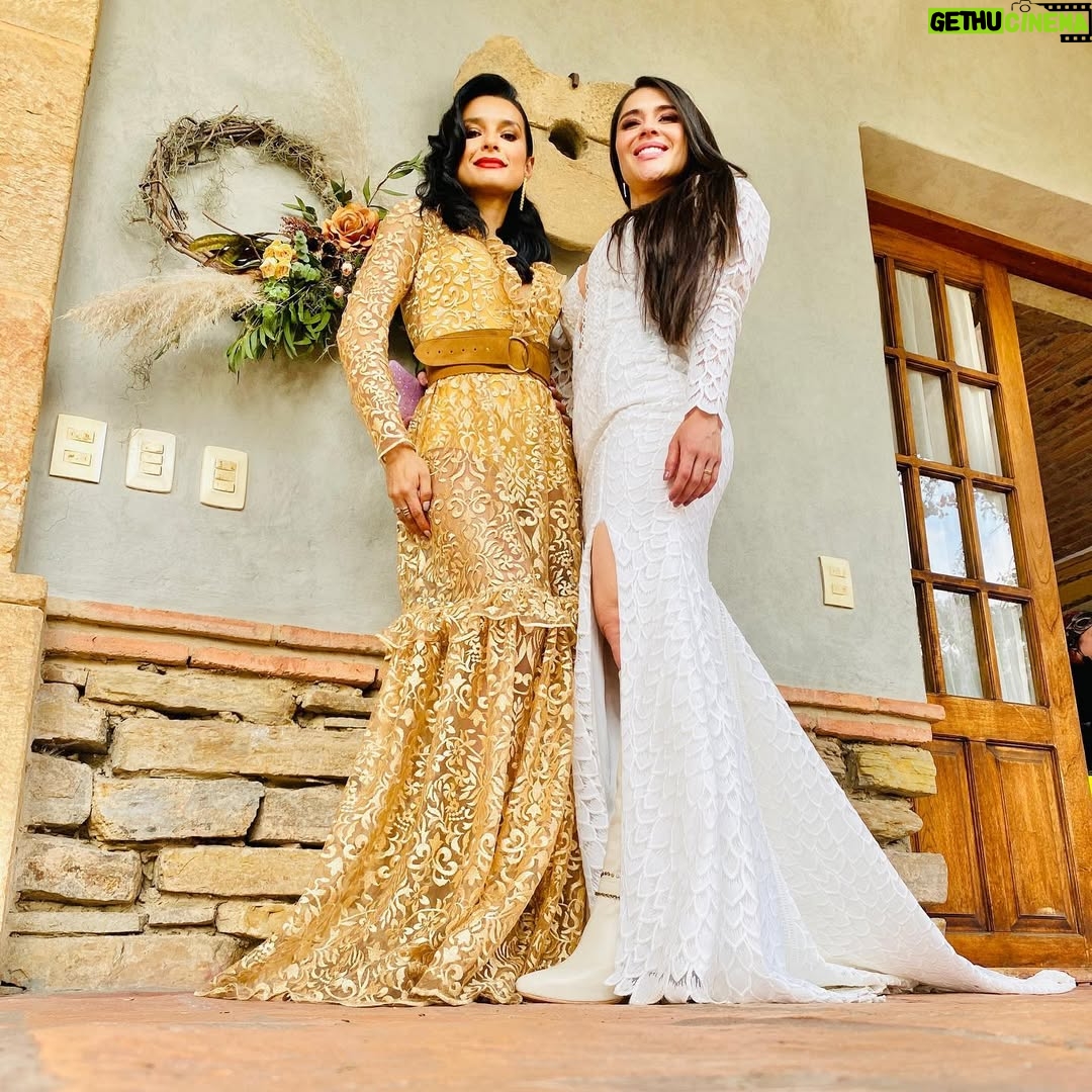 Paola Rey - 93K Likes - Hoy se emitió el último capítulo de @pasiondegavilanes 2 en @telemundo 🥰 Gracias a todos los que hicieron posible esta segunda temporada! Gracias a la cadena @telemundo @karenbarroeta @haroldsanchez5117 @cmoproduccionessas @anavitrola #ClaraMaria a los libretistas #IvanMartinez #JulioJimenez a mis directores @rodrigotrianadirector @vega.camilo #SergioOsorio, a todo el espectacular equipo detrás de cámara, profesionales y maravillosos Todos!!! Los adoro 🥰😘😍 gracias a mis nuevos compañeros de set! Fue un placer compartir con todos @yare_santana_ @valeria_caicedo99 @juanmarpo @sebastianosmer @katherineporto_ @alejandrolopeztv @bernardofloresmx @soy.camilarojas @jeronimocantillo @germanquinterol @eltatabedoya @jacobomontalvomodel @christopher.v2406 y muchos mas! Y en especial Gracias y que lindo reencuentro con todos mis Gavilanes de la primera temporada!!! Los adoro a todos 🥰❤️ @juanbaptistad @mariocimarro @michel123brown @natashaklauss27 @dannagarciao @kristililley @capacho_gonzalezg @zharickleonactriz 
Y GRACIAS a TODOS los FANS #pasiondegavilanes porque esto es GRACIAS a Ustedes!!! Los adoro 🥰❤️😘 Gracias a mi @mclmanager eres la más! 🥰 te adoro 🥰😘
#JimenaElizondo #PaolaRey #pasiondegavilanes2