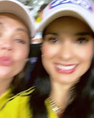 Paola Rey Instagram - Hoy #tbt❤️ con @golcaracol apoyando a mi @fcfseleccioncol !!! 
@natashaklauss27 @esparzaemmanuel @danielahenao10 @kevinburyoficial @manuelat7 @caracoltv @pabloaaponte @caracoltv 
#seleccioncolombia #colombia ❤️❤️❤️