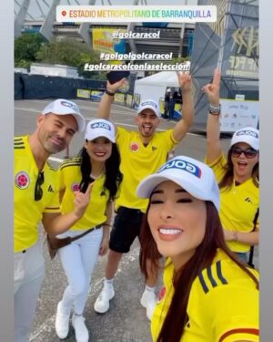 Paola Rey Instagram - Hoy #tbt❤️ con @golcaracol apoyando a mi @fcfseleccioncol !!! 
@natashaklauss27 @esparzaemmanuel @danielahenao10 @kevinburyoficial @manuelat7 @caracoltv @pabloaaponte @caracoltv 
#seleccioncolombia #colombia ❤️❤️❤️