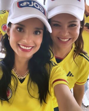 Paola Rey Instagram - Hoy #tbt❤️ con @golcaracol apoyando a mi @fcfseleccioncol !!!
@natashaklauss27 @esparzaemmanuel @danielahenao10 @kevinburyoficial @manuelat7 @caracoltv @pabloaaponte @caracoltv
#seleccioncolombia #colombia ❤️❤️❤️