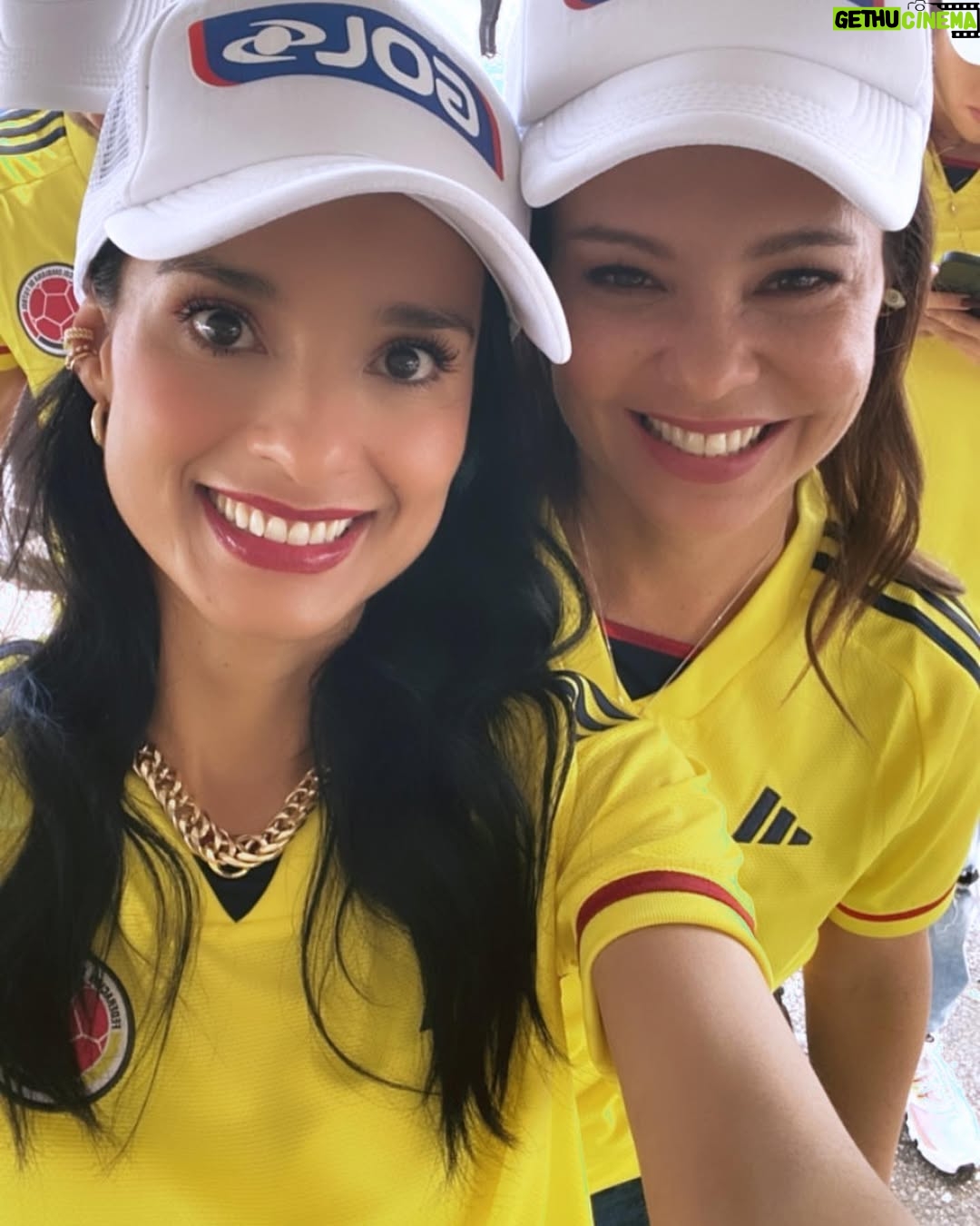 Paola Rey - 89.6K Likes - Hoy #tbt❤️ con @golcaracol apoyando a mi @fcfseleccioncol !!! 
@natashaklauss27 @esparzaemmanuel @danielahenao10 @kevinburyoficial @manuelat7 @caracoltv @pabloaaponte @caracoltv 
#seleccioncolombia #colombia ❤️❤️❤️