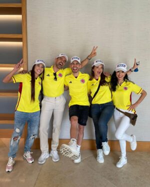 Paola Rey Instagram - Hoy #tbt❤️ con @golcaracol apoyando a mi @fcfseleccioncol !!!
@natashaklauss27 @esparzaemmanuel @danielahenao10 @kevinburyoficial @manuelat7 @caracoltv @pabloaaponte @caracoltv
#seleccioncolombia #colombia ❤️❤️❤️
