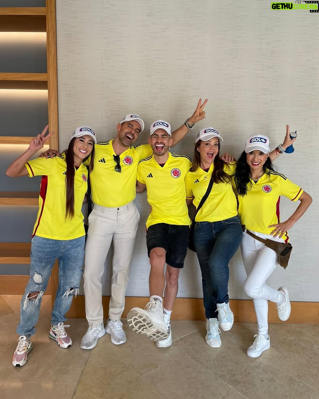 Paola Rey - 89.6K Likes - Hoy #tbt❤️ con @golcaracol apoyando a mi @fcfseleccioncol !!! 
@natashaklauss27 @esparzaemmanuel @danielahenao10 @kevinburyoficial @manuelat7 @caracoltv @pabloaaponte @caracoltv 
#seleccioncolombia #colombia ❤️❤️❤️