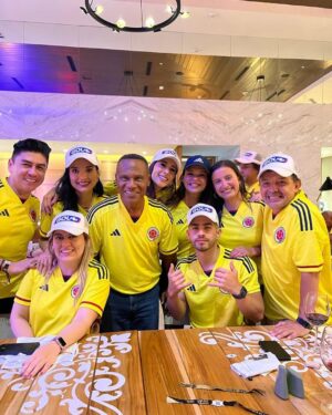 Paola Rey Instagram - Hoy #tbt❤️ con @golcaracol apoyando a mi @fcfseleccioncol !!!
@natashaklauss27 @esparzaemmanuel @danielahenao10 @kevinburyoficial @manuelat7 @caracoltv @pabloaaponte @caracoltv
#seleccioncolombia #colombia ❤️❤️❤️