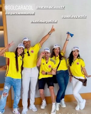 Paola Rey Instagram - Hoy #tbt❤️ con @golcaracol apoyando a mi @fcfseleccioncol !!! 
@natashaklauss27 @esparzaemmanuel @danielahenao10 @kevinburyoficial @manuelat7 @caracoltv @pabloaaponte @caracoltv 
#seleccioncolombia #colombia ❤️❤️❤️