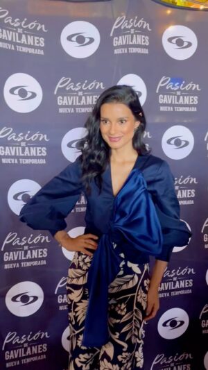 Paola Rey Instagram - Estreno de Pasión de Gavilanes 2 en @caracoltv este 13 de septiembre después de yo me llamo! Hoy en rueda de prensa! Gracias a mi Styling @jorge.malave por mi outfit 🥰😍 gracias a mi @mclmanager te adoro! 🥰 gracias @camilopardos 
Outfit @andresotaloraofficial 
Productora ejecutiva @karenbarroeta 
@telemundo @pasiondegavilanes @cmoproduccionessas 
@prbypaolarey 

#PaolaRey #JimenaElizondo #Pasiondegavilanes #pasiondegavilanes2 #nacedelalmareluceentupiel