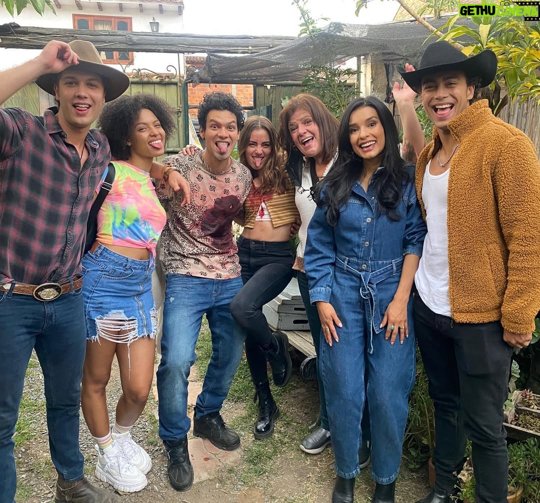 Paola Rey - 90.5K Likes - Gente talentosa y buenas personas con las que compartí el set en @pasiondegavilanes 🥰 Chicos me encantó trabajar con todos! Ojalá nos reencontremos pronto! 🥰😘❤️ @telemundo @juanmarpo @valeria_caicedo99 @eltatabedoya @yare_santana_ @capacho_gonzalezg @sebastianosmer @cmoproduccionessas @mclmanager #JimenaElizondo #PaolaRey