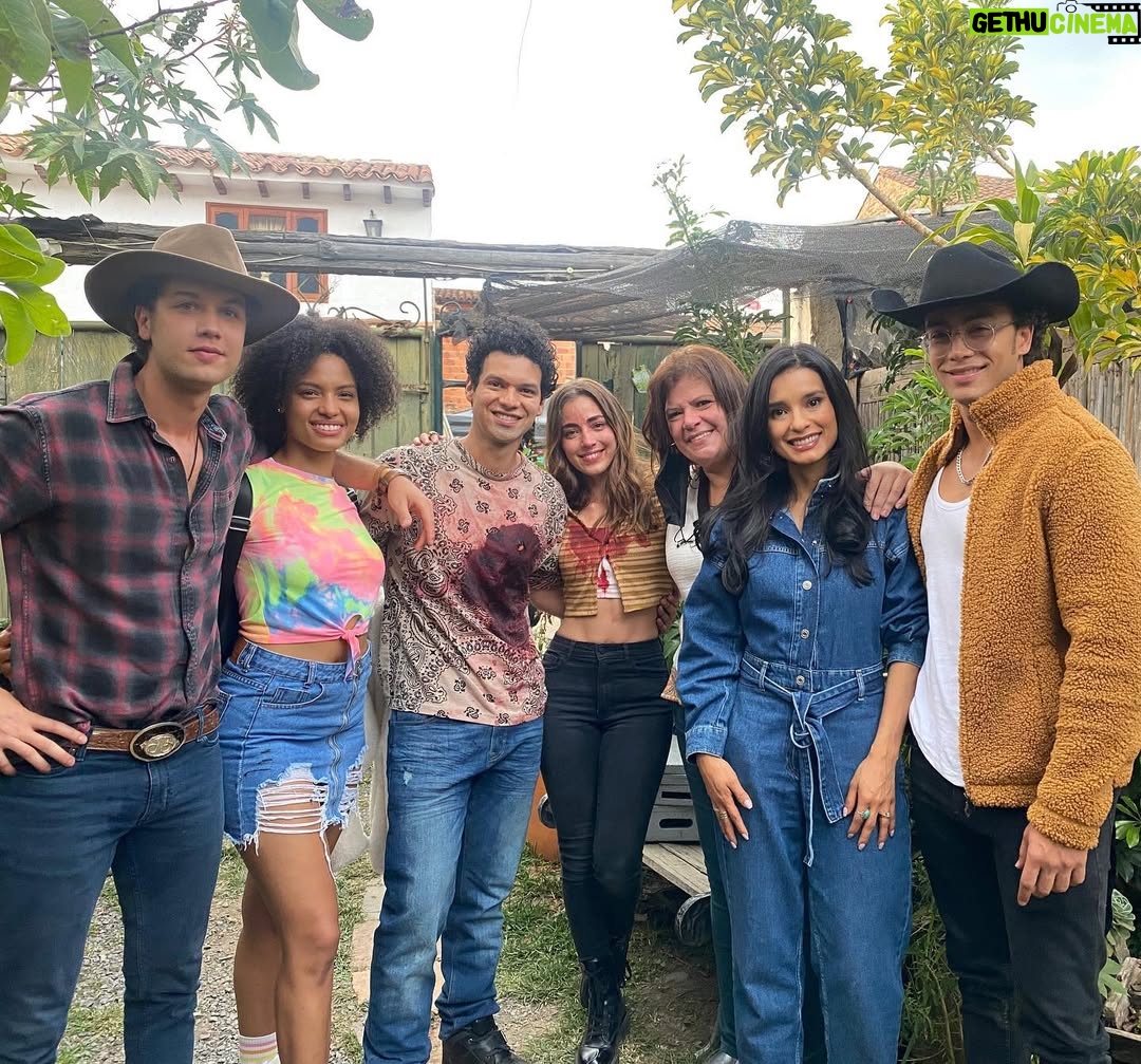 Paola Rey - 90.5K Likes - Gente talentosa y buenas personas con las que compartí el set en @pasiondegavilanes 🥰 Chicos me encantó trabajar con todos! Ojalá nos reencontremos pronto! 🥰😘❤️ @telemundo @juanmarpo @valeria_caicedo99 @eltatabedoya @yare_santana_ @capacho_gonzalezg @sebastianosmer @cmoproduccionessas @mclmanager #JimenaElizondo #PaolaRey