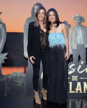 Paola Rey Instagram - Les tengo una súper noticia! Llega la segunda temporada de Pasion de Gavilanes a las pantallas de @caracotv en el 2023 🥰🥰🥰, aquí fotos del evento de presentación de la programación de @caracoltv para el próximo año! Mi @mclmanager Gracias por tanto! Te quiero mucho 🥰😘❤️
Styling @catalinaramirezm
Pantalón y top de @diegoguarnizomoda @diegogzo
Aretes @pajarolimon
Pulsera @aciumcolombia
Makeup @ellenpavac
Fotos: @dianarizafotografia @caracoltv
Manager: @mclmanager