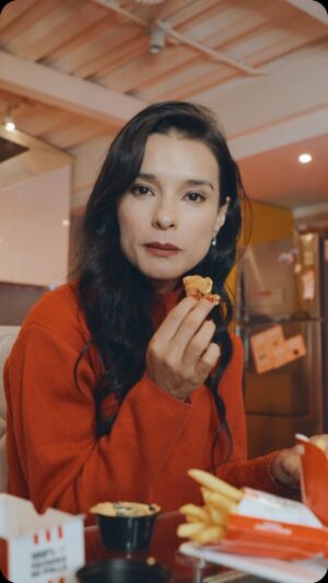 Paola Rey Instagram - #ContenidoPatrocinado | ¿Sin ideas para la comida? ¡Deja que KFC lo solucione! 😋 Prueba los irresistibles Nuggets 100% pollo con la nueva Salsa del Coronel. Paola ya los disfruta, ¡haz tu pedido ahora! 🍗🍟 #KFCNuggets #SalsaDelCoronel