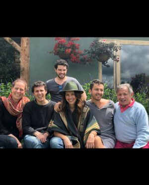 Paola Turbay Instagram - Hace cinco aƱos mi papĆ” pasó a otro plano. Se fue con la cabeza lĆŗcida y llena de ideas. Se fue echando chistes, cantando, tocando guitarra y piano, y dejando un vacĆo enorme.
Ćl no se imagina cuĆ”nto lo pienso⦠o de pronto sĆ. Porque hay dĆas en los que, de repente, empiezo a cantar de la nada alguna canción que Ć©l solĆa cantar. O simplemente lo siento ahĆ, mirĆ”ndome y sonriendo.
Haces falta, Gabriel.
