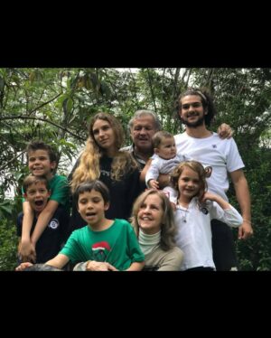 Paola Turbay Instagram - Hace cinco aƱos mi papĆ” pasó a otro plano. Se fue con la cabeza lĆŗcida y llena de ideas. Se fue echando chistes, cantando, tocando guitarra y piano, y dejando un vacĆo enorme.
Ćl no se imagina cuĆ”nto lo pienso⦠o de pronto sĆ. Porque hay dĆas en los que, de repente, empiezo a cantar de la nada alguna canción que Ć©l solĆa cantar. O simplemente lo siento ahĆ, mirĆ”ndome y sonriendo.
Haces falta, Gabriel.