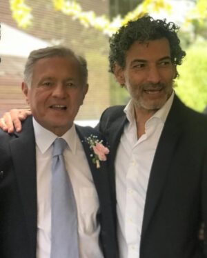 Paola Turbay Instagram - Hace cinco aƱos mi papĆ” pasó a otro plano. Se fue con la cabeza lĆŗcida y llena de ideas. Se fue echando chistes, cantando, tocando guitarra y piano, y dejando un vacĆo enorme.
Ćl no se imagina cuĆ”nto lo pienso⦠o de pronto sĆ. Porque hay dĆas en los que, de repente, empiezo a cantar de la nada alguna canción que Ć©l solĆa cantar. O simplemente lo siento ahĆ, mirĆ”ndome y sonriendo.
Haces falta, Gabriel.