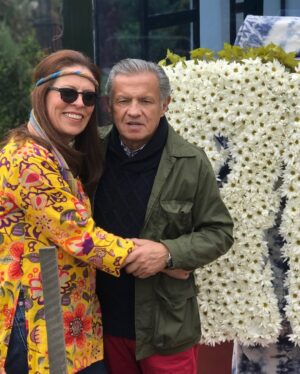 Paola Turbay Instagram - Hace cinco aƱos mi papĆ” pasó a otro plano. Se fue con la cabeza lĆŗcida y llena de ideas. Se fue echando chistes, cantando, tocando guitarra y piano, y dejando un vacĆo enorme.
Ćl no se imagina cuĆ”nto lo pienso⦠o de pronto sĆ. Porque hay dĆas en los que, de repente, empiezo a cantar de la nada alguna canción que Ć©l solĆa cantar. O simplemente lo siento ahĆ, mirĆ”ndome y sonriendo.
Haces falta, Gabriel.