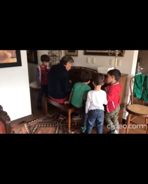 Paola Turbay Instagram - Hace cinco aƱos mi papĆ” pasó a otro plano. Se fue con la cabeza lĆŗcida y llena de ideas. Se fue echando chistes, cantando, tocando guitarra y piano, y dejando un vacĆo enorme.
Ćl no se imagina cuĆ”nto lo pienso⦠o de pronto sĆ. Porque hay dĆas en los que, de repente, empiezo a cantar de la nada alguna canción que Ć©l solĆa cantar. O simplemente lo siento ahĆ, mirĆ”ndome y sonriendo.
Haces falta, Gabriel.