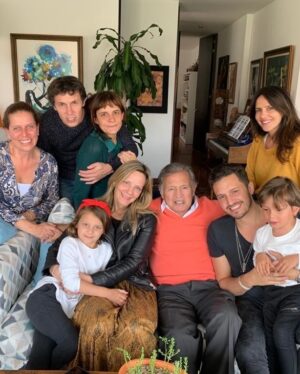 Paola Turbay Instagram - Hace cinco aƱos mi papĆ” pasó a otro plano. Se fue con la cabeza lĆŗcida y llena de ideas. Se fue echando chistes, cantando, tocando guitarra y piano, y dejando un vacĆo enorme.
Ćl no se imagina cuĆ”nto lo pienso⦠o de pronto sĆ. Porque hay dĆas en los que, de repente, empiezo a cantar de la nada alguna canción que Ć©l solĆa cantar. O simplemente lo siento ahĆ, mirĆ”ndome y sonriendo.
Haces falta, Gabriel.