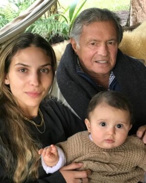 Paola Turbay Instagram - Hace cinco aƱos mi papĆ” pasó a otro plano. Se fue con la cabeza lĆŗcida y llena de ideas. Se fue echando chistes, cantando, tocando guitarra y piano, y dejando un vacĆo enorme.
Ćl no se imagina cuĆ”nto lo pienso⦠o de pronto sĆ. Porque hay dĆas en los que, de repente, empiezo a cantar de la nada alguna canción que Ć©l solĆa cantar. O simplemente lo siento ahĆ, mirĆ”ndome y sonriendo.
Haces falta, Gabriel.