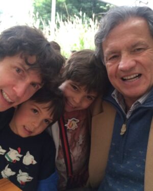 Paola Turbay Instagram - Hace cinco aƱos mi papĆ” pasó a otro plano. Se fue con la cabeza lĆŗcida y llena de ideas. Se fue echando chistes, cantando, tocando guitarra y piano, y dejando un vacĆo enorme.
Ćl no se imagina cuĆ”nto lo pienso⦠o de pronto sĆ. Porque hay dĆas en los que, de repente, empiezo a cantar de la nada alguna canción que Ć©l solĆa cantar. O simplemente lo siento ahĆ, mirĆ”ndome y sonriendo.
Haces falta, Gabriel.