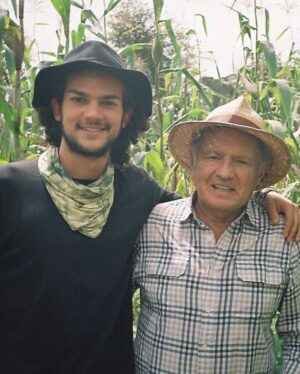 Paola Turbay Instagram - Hace cinco aƱos mi papĆ” pasó a otro plano. Se fue con la cabeza lĆŗcida y llena de ideas. Se fue echando chistes, cantando, tocando guitarra y piano, y dejando un vacĆo enorme.
Ćl no se imagina cuĆ”nto lo pienso⦠o de pronto sĆ. Porque hay dĆas en los que, de repente, empiezo a cantar de la nada alguna canción que Ć©l solĆa cantar. O simplemente lo siento ahĆ, mirĆ”ndome y sonriendo.
Haces falta, Gabriel.