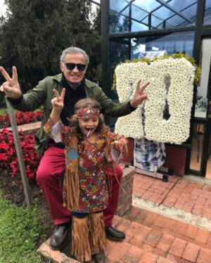 Paola Turbay Instagram - Hace cinco aƱos mi papĆ” pasó a otro plano. Se fue con la cabeza lĆŗcida y llena de ideas. Se fue echando chistes, cantando, tocando guitarra y piano, y dejando un vacĆo enorme.
Ćl no se imagina cuĆ”nto lo pienso⦠o de pronto sĆ. Porque hay dĆas en los que, de repente, empiezo a cantar de la nada alguna canción que Ć©l solĆa cantar. O simplemente lo siento ahĆ, mirĆ”ndome y sonriendo.
Haces falta, Gabriel.