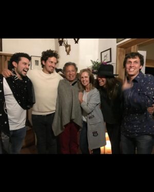 Paola Turbay Instagram - Hace cinco aƱos mi papĆ” pasó a otro plano. Se fue con la cabeza lĆŗcida y llena de ideas. Se fue echando chistes, cantando, tocando guitarra y piano, y dejando un vacĆo enorme.
Ćl no se imagina cuĆ”nto lo pienso⦠o de pronto sĆ. Porque hay dĆas en los que, de repente, empiezo a cantar de la nada alguna canción que Ć©l solĆa cantar. O simplemente lo siento ahĆ, mirĆ”ndome y sonriendo.
Haces falta, Gabriel.