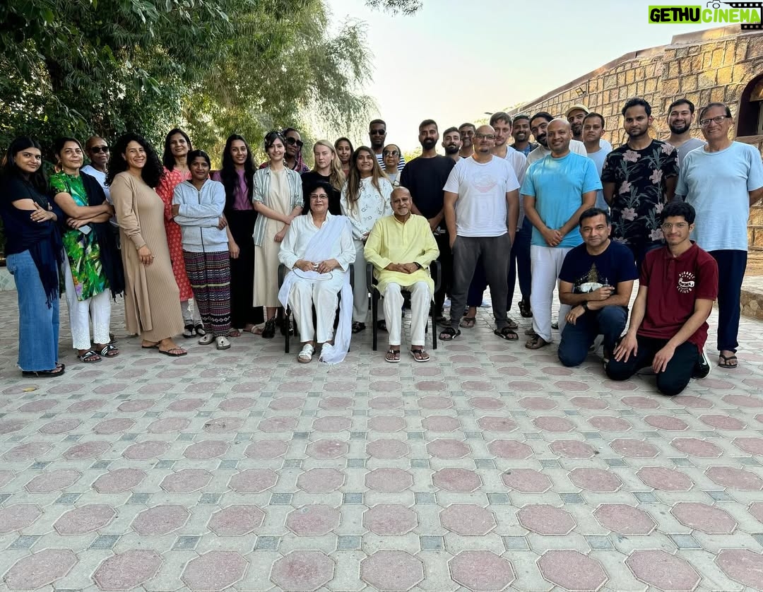 Pardis Ahmadieh - 39.8K Likes - ♥️🌏♥️
این ما هستیم 
از همه جا
ولی
قلب‌هامون با هم
♥️🤝🏼♥️
___________________
This is us
from every where
but
hearts together
♥️🤝🏼♥️

#vipassana