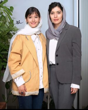 Pardis Ahmadieh Instagram - 🤍
قصه همیشه تکرار
هجرت و هجرت و هجرت 

دلم برای عشقی که همه این مدت بهمون دادین تنگ میشه مردم نازنین ایران زمین
😭
دستبوس‌تون هستم❣️

📷 @soroushmn_ 🙏🏼🌟

#قسمت_اخر_پوست_شیر
