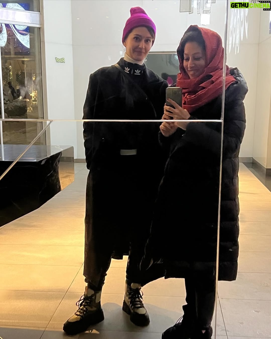 Pardis Ahmadieh - 56.6K Likes - گاهی هم بد نیست واضح نباشی 
مثل خاطره ای که هر چی ازش میگذره بیشتر محو میشه
مثل همین امروز
همین لحظه ها
شاید اینجا باشه کمتر محو شه
❄️

📌به نظر من واضح نبودن،با شفاف نبودن خیلی فرق میکنه‌ها