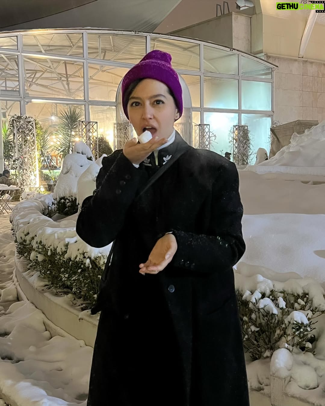 Pardis Ahmadieh - 56.6K Likes - گاهی هم بد نیست واضح نباشی 
مثل خاطره ای که هر چی ازش میگذره بیشتر محو میشه
مثل همین امروز
همین لحظه ها
شاید اینجا باشه کمتر محو شه
❄️

📌به نظر من واضح نبودن،با شفاف نبودن خیلی فرق میکنه‌ها