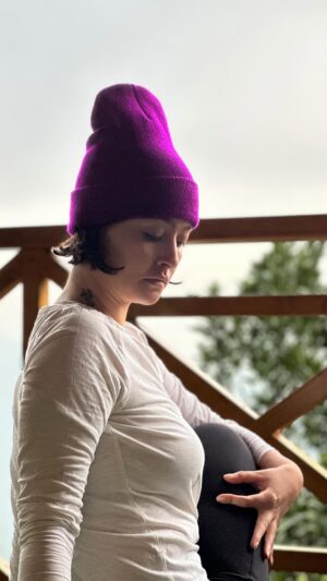 Pardis Ahmadieh Instagram - ‎گایاتری مانترا

‎بر شکوه خالق مراقبه می کنیم، آن کس که جهان را خلق
‎کرده است ؛ کسی که شایسته عبادت است، کسی که تجسم دانش و نور است. 
‎کسی که بر طرف کننده همه گناهان و جهل هاست.

‎اُمْ بورْ بُوَس وَه
‎تَتْ سَوی تور وَرِه نیام
‎پَرگُ دِ وَس یَ دی مَایی
‎دی یُیُ نَا پَرْچُ دَیَ ت
.
.
‎قدمت گایاتری مانترا به ۲۵۰۰ تا ۳۵۰۰ سال قبل برمی گردد، گوش کردن به آن همانقدر بر روی ناخودآگاهتان تاثیر میگذارد که از حفظ خواندش.

متن از کانال تلگرام @samaerialyoga 🤍

#yoga #yogainspiration #meditation