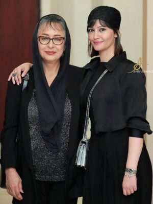 Pardis Ahmadieh Instagram - وفا کنیم و ملامت کشیم و خوش باشیم
که در طریقت ما کافری‌ست رنجیدن

👀 ممنونم از عکاس‌های عزیز✨‌
