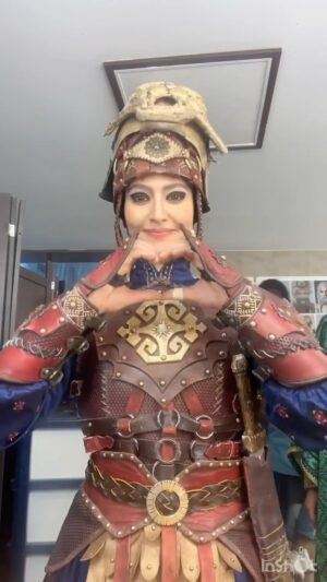 Pardis Ahmadieh Instagram - من دختر ایرانم و گردآفریدم

دست‌بوسِ زنان غیورِ ایران زمینم

طراح گریم @ali.shafie.sabet ❤️
@yasnaanoori.mua 
اجرای گریم یسنای عزیزم❤️

طراح لباس @soheildanesh ❤️
و با تشکر از دستیاران قشنگ لباس😍