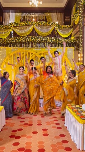 Parineeta Borthakur Instagram - “A glimpse into the magic we created together 🎬💫#vasudhafamily #wearechauhans
Imp note: Please don’t look at our spot dada in the top right corner at the end of the video.🤡
#onset #vasudha #zeetv #instadaily #instagood #bts
@shreearvind1