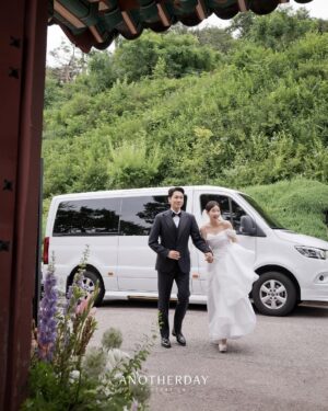 Park Ha-na Instagram - 영화 같았던 결혼식💓
함께 해주신 모든 분들께 감사드립니다~
예쁘게 잘 살겠습니다~

⠀
 💓𝐏𝐡𝐨𝐭𝐨
#언아더데이 @anotherday_official
#언아더데이김현욱 @anotherday_kimhyeonuk
#언아더데이이동우 @anotherday_leedongwoo
#언아더데이박은미 @anotherday_parkeunmi
⠀ 
 💓𝐃𝐫𝐞𝐬𝐬
#켈리손윤희 @sonyunhui
#소라이모 @kellysora2mo
 
 💓𝐇𝐚𝐢𝐫/𝐌𝐚𝐤𝐞-𝐔𝐩
#라메종뷰티 @lamaison_beauty
#정선미대표 @lamaison.jungsunmiyo
#연두원장 @hacer._y
 
 💓venu
#삼청각 @samcheonggak_wedding
 
 💓𝐁𝐨𝐮𝐪𝐮𝐞𝐭
#화니플로르 @hwaniflor_official
⠀ 
 💓𝐃𝐢𝐫𝐞𝐜𝐭𝐢𝐧𝐠
#베리굿웨딩 @verygoodwedding
#장은경플래너 @mylove_mybride_
 
 💓청첩장 
 #바른손청첩장 @barunsoncard 
 
💓답례품 
#생과방약과 @saenggwabang.seoul 
#유상대표님 @be.originals 

그리고 아름다운 영상으로 담아주신 
동상이몽 팀 감사합니다🫶🏻