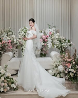 Park Ha-na Instagram - 영화 같았던 결혼식💓
함께 해주신 모든 분들께 감사드립니다~
예쁘게 잘 살겠습니다~

⠀
 💓𝐏𝐡𝐨𝐭𝐨
#언아더데이 @anotherday_official
#언아더데이김현욱 @anotherday_kimhyeonuk
#언아더데이이동우 @anotherday_leedongwoo
#언아더데이박은미 @anotherday_parkeunmi
⠀ 
 💓𝐃𝐫𝐞𝐬𝐬
#켈리손윤희 @sonyunhui
#소라이모 @kellysora2mo
 
 💓𝐇𝐚𝐢𝐫/𝐌𝐚𝐤𝐞-𝐔𝐩
#라메종뷰티 @lamaison_beauty
#정선미대표 @lamaison.jungsunmiyo
#연두원장 @hacer._y
 
 💓venu
#삼청각 @samcheonggak_wedding
 
 💓𝐁𝐨𝐮𝐪𝐮𝐞𝐭
#화니플로르 @hwaniflor_official
⠀ 
 💓𝐃𝐢𝐫𝐞𝐜𝐭𝐢𝐧𝐠
#베리굿웨딩 @verygoodwedding
#장은경플래너 @mylove_mybride_
 
 💓청첩장 
 #바른손청첩장 @barunsoncard 
 
💓답례품 
#생과방약과 @saenggwabang.seoul 
#유상대표님 @be.originals 

그리고 아름다운 영상으로 담아주신 
동상이몽 팀 감사합니다🫶🏻