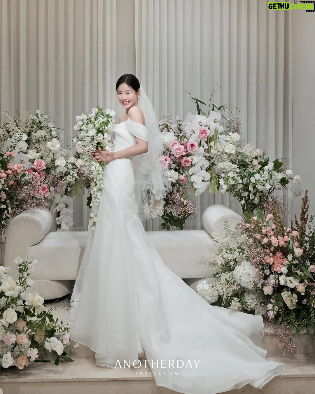 Park Ha-na - 30.5K Likes - 영화 같았던 결혼식💓
함께 해주신 모든 분들께 감사드립니다~
예쁘게 잘 살겠습니다~

⠀
 💓𝐏𝐡𝐨𝐭𝐨
#언아더데이 @anotherday_official
#언아더데이김현욱 @anotherday_kimhyeonuk
#언아더데이이동우 @anotherday_leedongwoo
#언아더데이박은미 @anotherday_parkeunmi
⠀ 
 💓𝐃𝐫𝐞𝐬𝐬
#켈리손윤희 @sonyunhui
#소라이모 @kellysora2mo
 
 💓𝐇𝐚𝐢𝐫/𝐌𝐚𝐤𝐞-𝐔𝐩
#라메종뷰티 @lamaison_beauty
#정선미대표 @lamaison.jungsunmiyo
#연두원장 @hacer._y
 
 💓venu
#삼청각 @samcheonggak_wedding
 
 💓𝐁𝐨𝐮𝐪𝐮𝐞𝐭
#화니플로르 @hwaniflor_official
⠀ 
 💓𝐃𝐢𝐫𝐞𝐜𝐭𝐢𝐧𝐠
#베리굿웨딩 @verygoodwedding
#장은경플래너 @mylove_mybride_
 
 💓청첩장 
 #바른손청첩장 @barunsoncard 
 
💓답례품 
#생과방약과 @saenggwabang.seoul 
#유상대표님 @be.originals 

그리고 아름다운 영상으로 담아주신 
동상이몽 팀 감사합니다🫶🏻