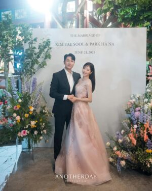 Park Ha-na Instagram - 영화 같았던 결혼식💓
함께 해주신 모든 분들께 감사드립니다~
예쁘게 잘 살겠습니다~

⠀
 💓𝐏𝐡𝐨𝐭𝐨
#언아더데이 @anotherday_official
#언아더데이김현욱 @anotherday_kimhyeonuk
#언아더데이이동우 @anotherday_leedongwoo
#언아더데이박은미 @anotherday_parkeunmi
⠀ 
 💓𝐃𝐫𝐞𝐬𝐬
#켈리손윤희 @sonyunhui
#소라이모 @kellysora2mo
 
 💓𝐇𝐚𝐢𝐫/𝐌𝐚𝐤𝐞-𝐔𝐩
#라메종뷰티 @lamaison_beauty
#정선미대표 @lamaison.jungsunmiyo
#연두원장 @hacer._y
 
 💓venu
#삼청각 @samcheonggak_wedding
 
 💓𝐁𝐨𝐮𝐪𝐮𝐞𝐭
#화니플로르 @hwaniflor_official
⠀ 
 💓𝐃𝐢𝐫𝐞𝐜𝐭𝐢𝐧𝐠
#베리굿웨딩 @verygoodwedding
#장은경플래너 @mylove_mybride_
 
 💓청첩장 
 #바른손청첩장 @barunsoncard 
 
💓답례품 
#생과방약과 @saenggwabang.seoul 
#유상대표님 @be.originals 

그리고 아름다운 영상으로 담아주신 
동상이몽 팀 감사합니다🫶🏻