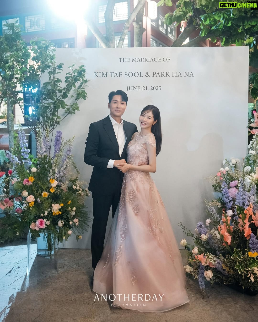 Park Ha-na - 30.5K Likes - 영화 같았던 결혼식💓
함께 해주신 모든 분들께 감사드립니다~
예쁘게 잘 살겠습니다~

⠀
 💓𝐏𝐡𝐨𝐭𝐨
#언아더데이 @anotherday_official
#언아더데이김현욱 @anotherday_kimhyeonuk
#언아더데이이동우 @anotherday_leedongwoo
#언아더데이박은미 @anotherday_parkeunmi
⠀ 
 💓𝐃𝐫𝐞𝐬𝐬
#켈리손윤희 @sonyunhui
#소라이모 @kellysora2mo
 
 💓𝐇𝐚𝐢𝐫/𝐌𝐚𝐤𝐞-𝐔𝐩
#라메종뷰티 @lamaison_beauty
#정선미대표 @lamaison.jungsunmiyo
#연두원장 @hacer._y
 
 💓venu
#삼청각 @samcheonggak_wedding
 
 💓𝐁𝐨𝐮𝐪𝐮𝐞𝐭
#화니플로르 @hwaniflor_official
⠀ 
 💓𝐃𝐢𝐫𝐞𝐜𝐭𝐢𝐧𝐠
#베리굿웨딩 @verygoodwedding
#장은경플래너 @mylove_mybride_
 
 💓청첩장 
 #바른손청첩장 @barunsoncard 
 
💓답례품 
#생과방약과 @saenggwabang.seoul 
#유상대표님 @be.originals 

그리고 아름다운 영상으로 담아주신 
동상이몽 팀 감사합니다🫶🏻