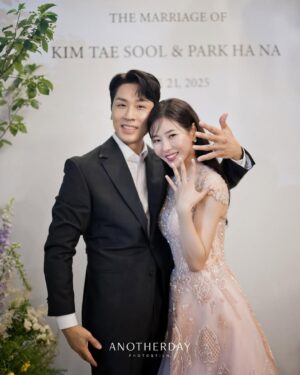 Park Ha-na Instagram - 영화 같았던 결혼식💓
함께 해주신 모든 분들께 감사드립니다~
예쁘게 잘 살겠습니다~

⠀
 💓𝐏𝐡𝐨𝐭𝐨
#언아더데이 @anotherday_official
#언아더데이김현욱 @anotherday_kimhyeonuk
#언아더데이이동우 @anotherday_leedongwoo
#언아더데이박은미 @anotherday_parkeunmi
⠀ 
 💓𝐃𝐫𝐞𝐬𝐬
#켈리손윤희 @sonyunhui
#소라이모 @kellysora2mo
 
 💓𝐇𝐚𝐢𝐫/𝐌𝐚𝐤𝐞-𝐔𝐩
#라메종뷰티 @lamaison_beauty
#정선미대표 @lamaison.jungsunmiyo
#연두원장 @hacer._y
 
 💓venu
#삼청각 @samcheonggak_wedding
 
 💓𝐁𝐨𝐮𝐪𝐮𝐞𝐭
#화니플로르 @hwaniflor_official
⠀ 
 💓𝐃𝐢𝐫𝐞𝐜𝐭𝐢𝐧𝐠
#베리굿웨딩 @verygoodwedding
#장은경플래너 @mylove_mybride_
 
 💓청첩장 
 #바른손청첩장 @barunsoncard 
 
💓답례품 
#생과방약과 @saenggwabang.seoul 
#유상대표님 @be.originals 

그리고 아름다운 영상으로 담아주신 
동상이몽 팀 감사합니다🫶🏻